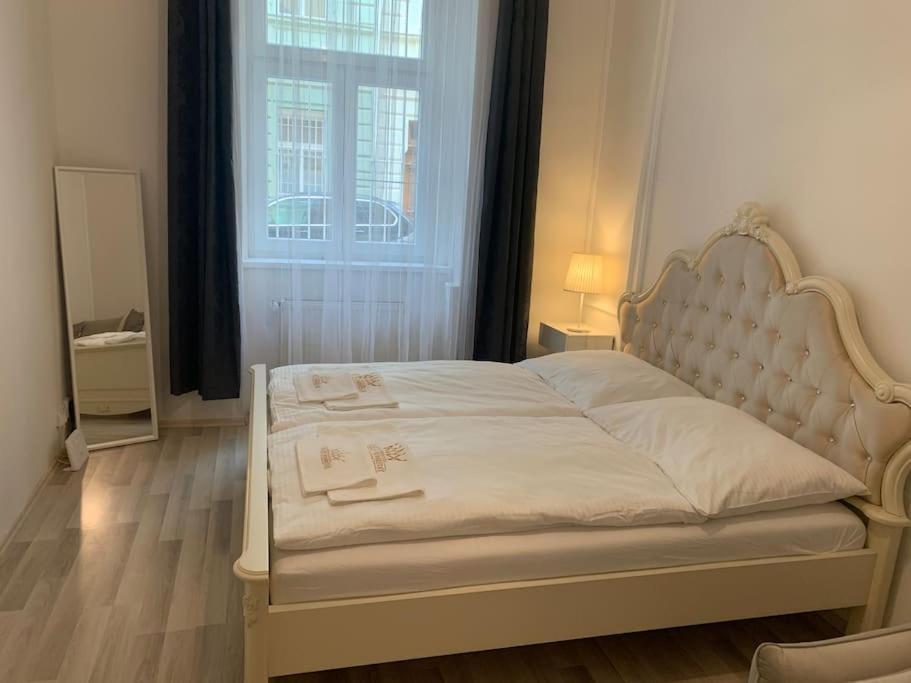 Helen Homestay Vysehrad Praga Esterno foto