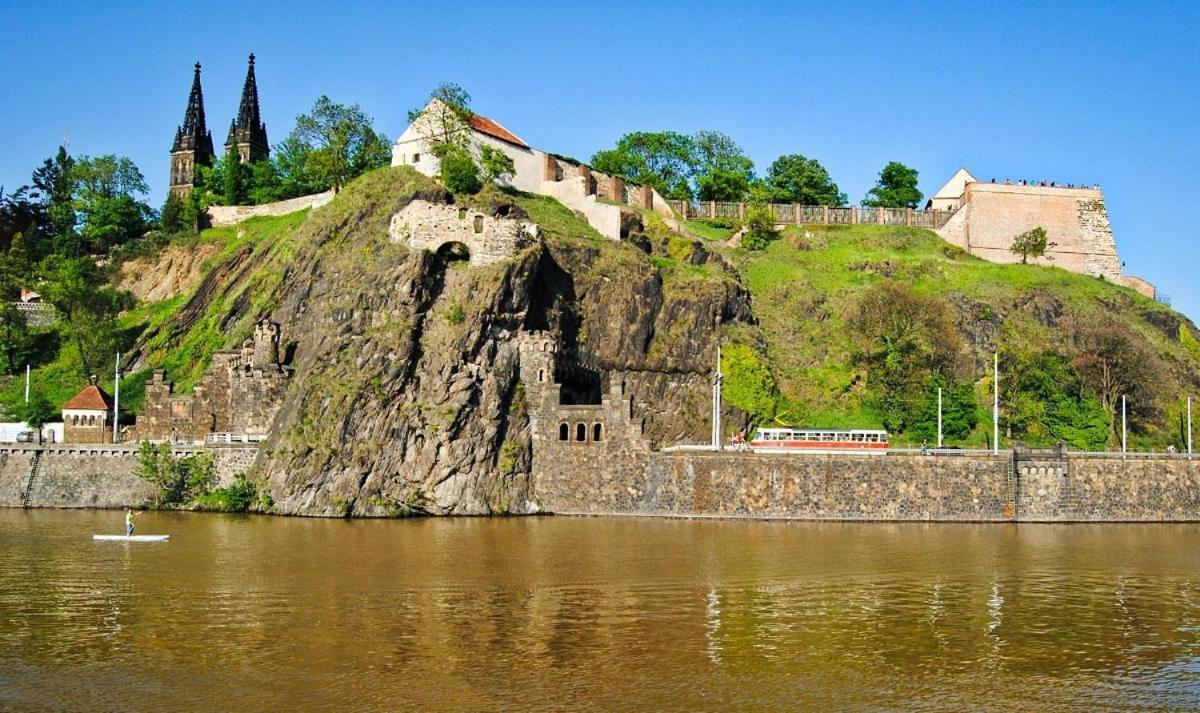Helen Homestay Vysehrad Praga Esterno foto