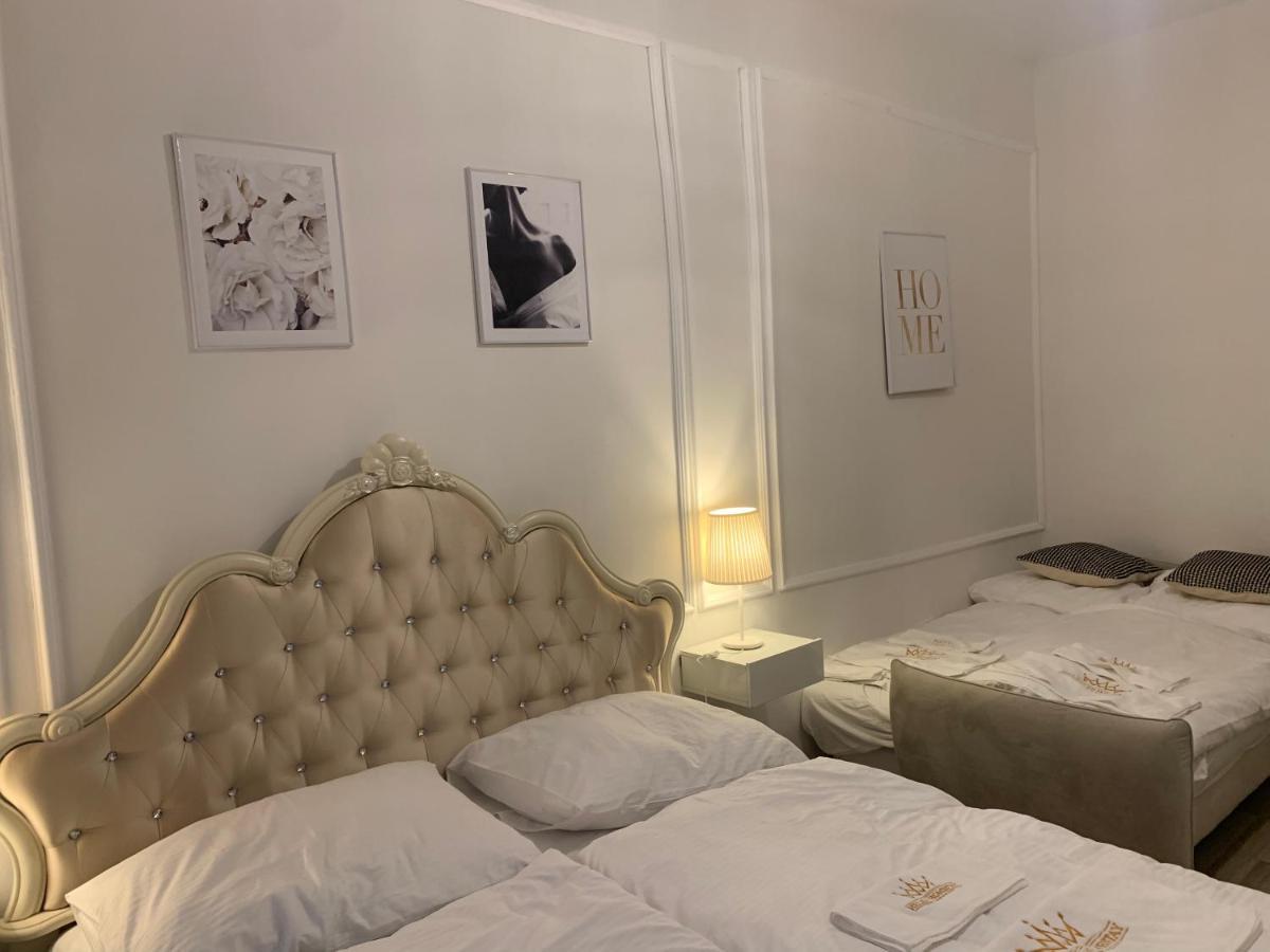 Helen Homestay Vysehrad Praga Esterno foto